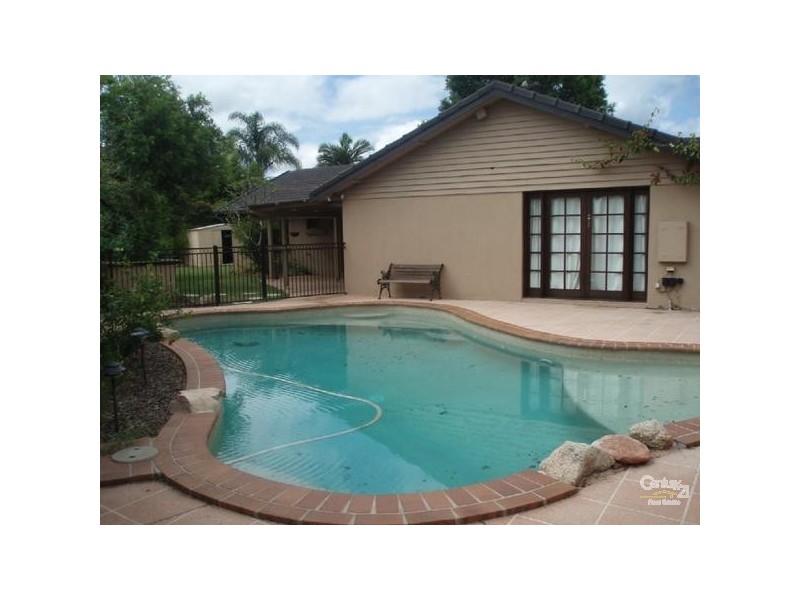 4 Rawlinna Drive, Mermaid Waters QLD 4218