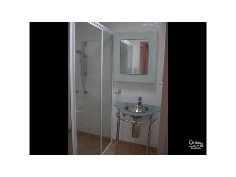 4 Rawlinna Drive, Mermaid Waters QLD 4218