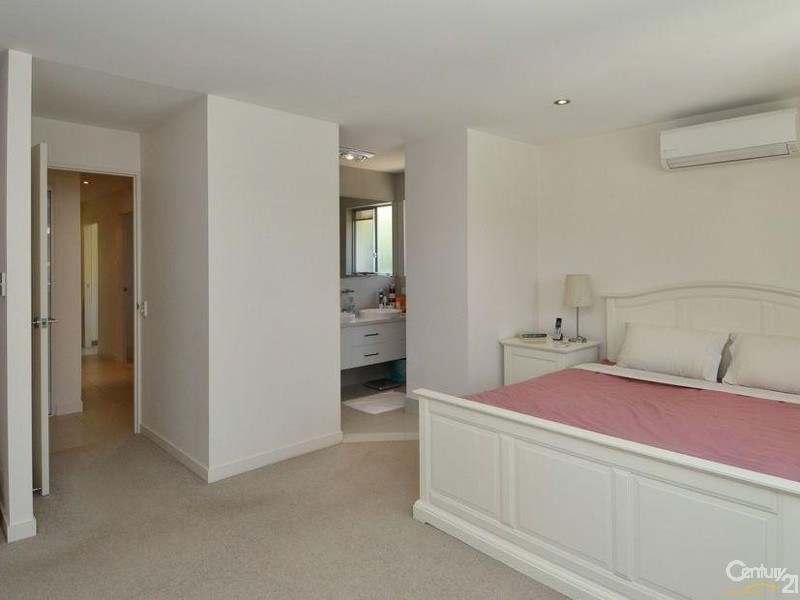 13 Grebe Place, Burleigh Waters QLD 4220