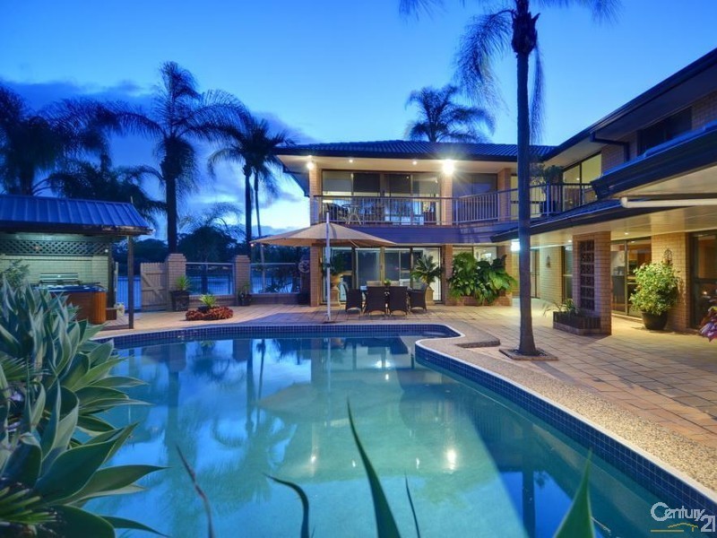 30 Bight Court, Mermaid Waters QLD 4218