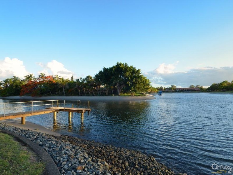 30 Bight Court, Mermaid Waters QLD 4218