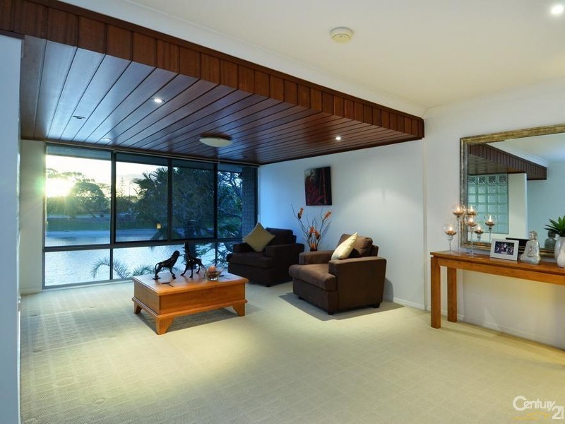 30 Bight Court, Mermaid Waters QLD 4218