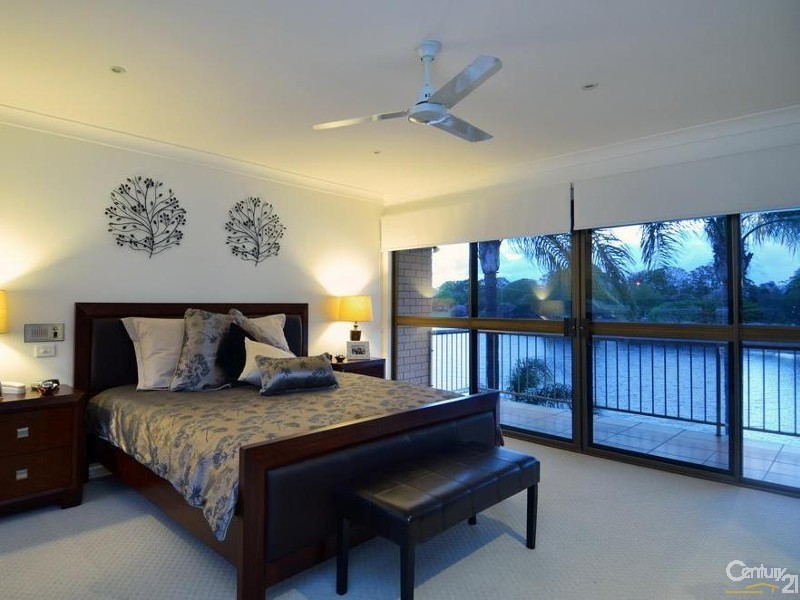 30 Bight Court, Mermaid Waters QLD 4218