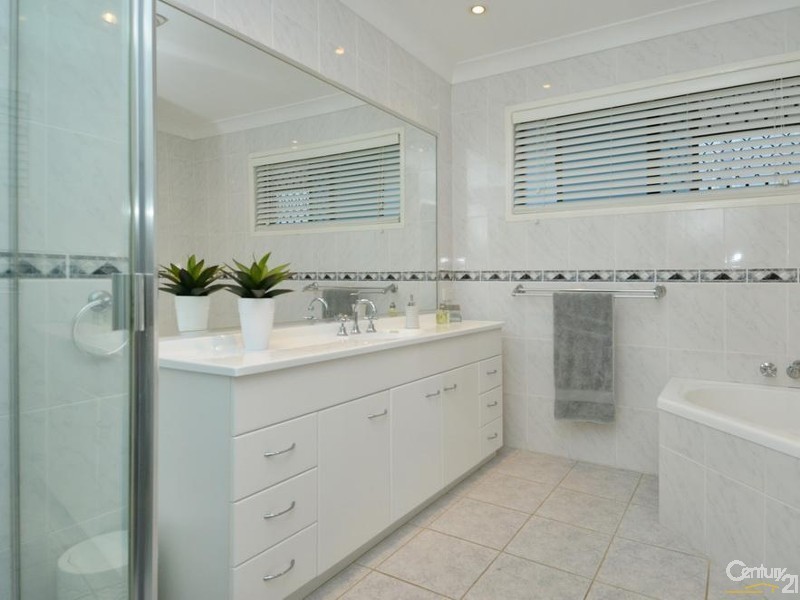 30 Bight Court, Mermaid Waters QLD 4218