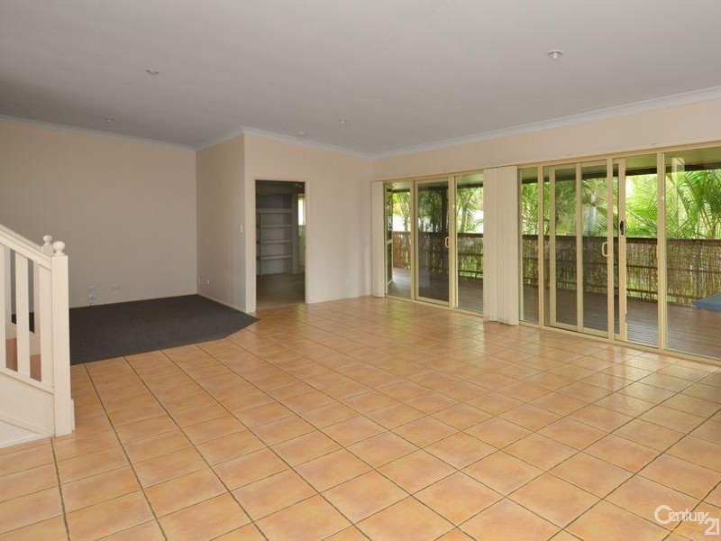 1 Pago Tce, Pacific Pines QLD 4211