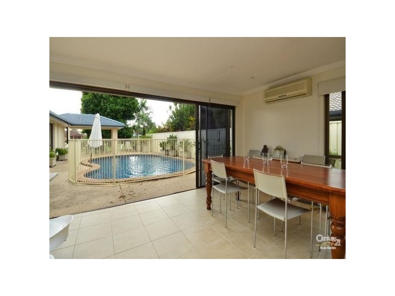 18 De Haviland Ave, Benowa QLD 4217