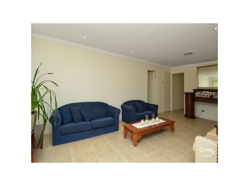 18 De Haviland Ave, Benowa QLD 4217