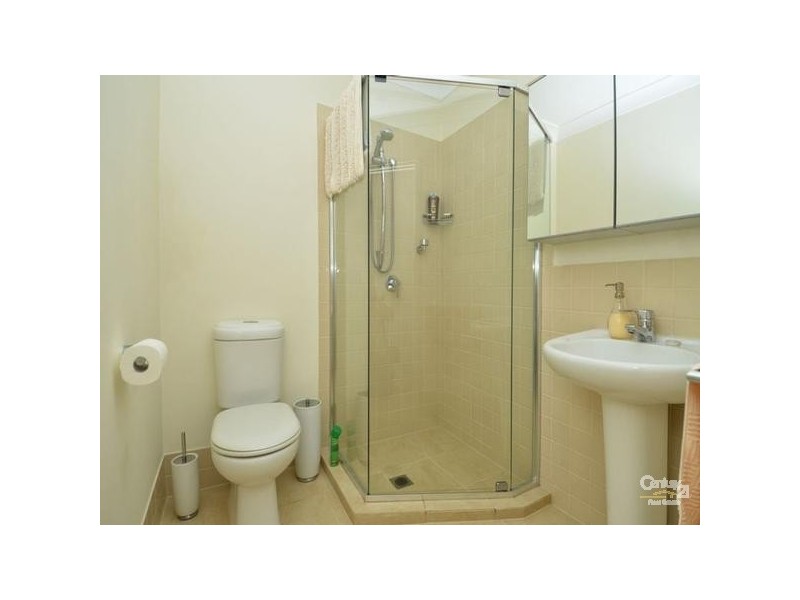 18 De Haviland Ave, Benowa QLD 4217