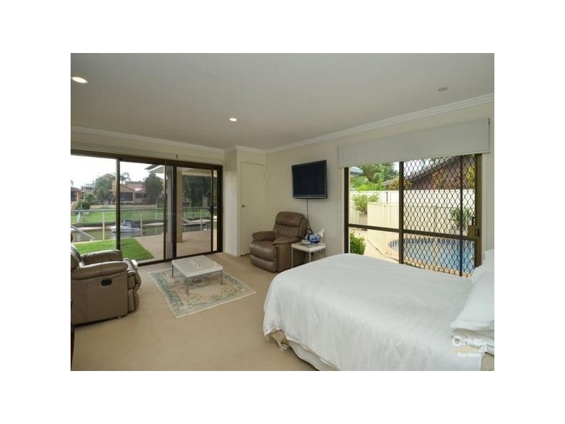 18 De Haviland Ave, Benowa QLD 4217