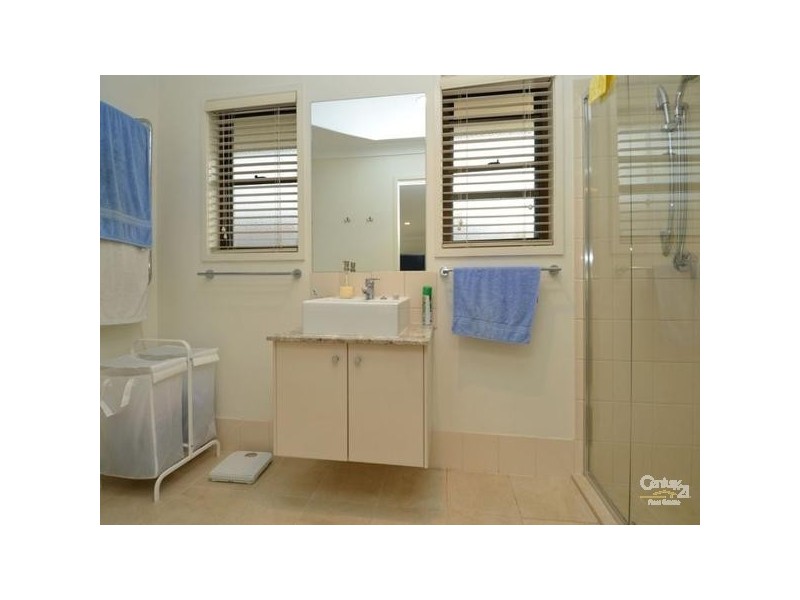 18 De Haviland Ave, Benowa QLD 4217