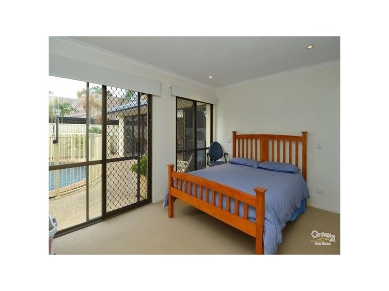 18 De Haviland Ave, Benowa QLD 4217