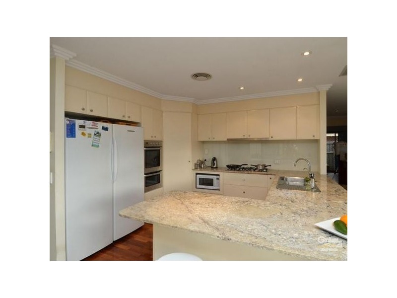 18 De Haviland Ave, Benowa QLD 4217