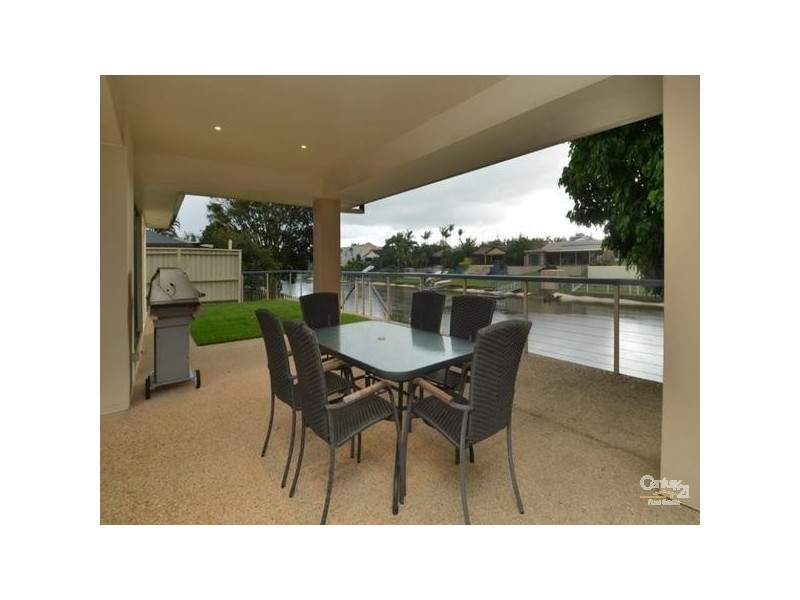18 De Haviland Ave, Benowa QLD 4217