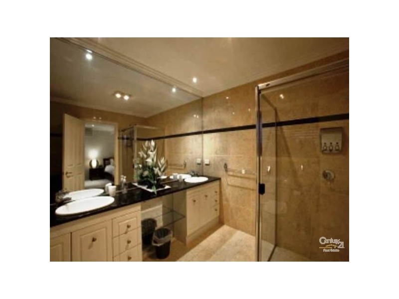 4 Mexicali Court, Broadbeach Waters QLD 4218