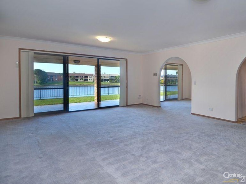 46 Sailaway Street, Mermaid Waters QLD 4218