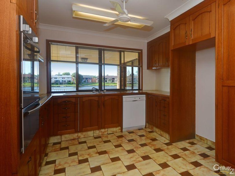 46 Sailaway Street, Mermaid Waters QLD 4218
