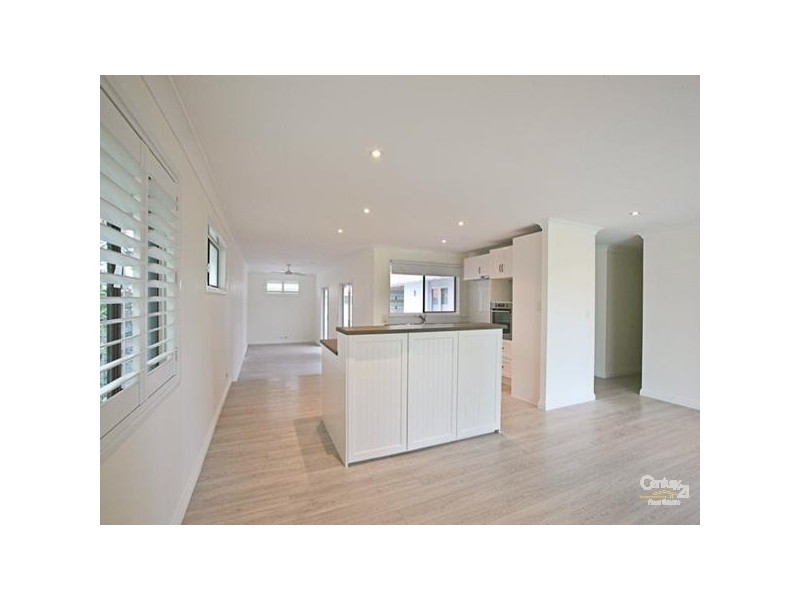 42 Alec Avenue, Mermaid Waters QLD 4218