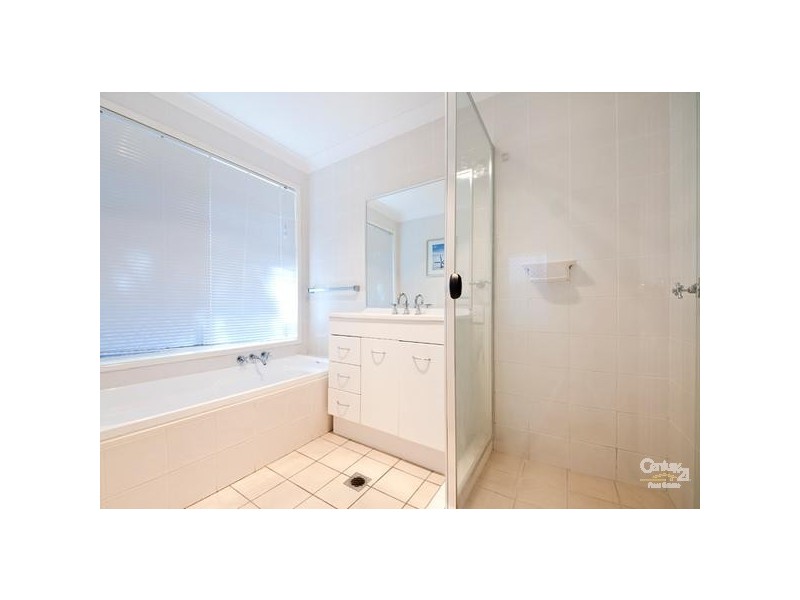 136 Mildura Drive, Helensvale QLD 4212