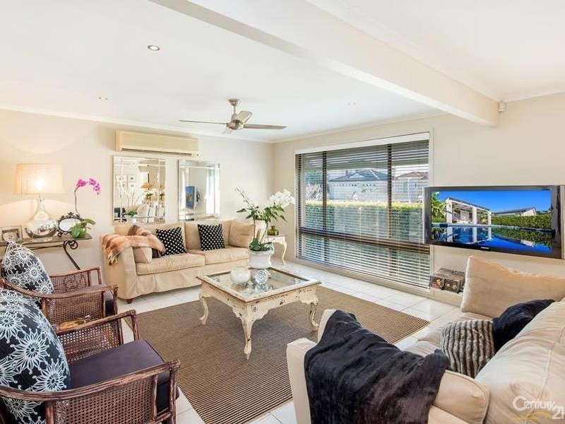 112 Waitomo Street, Broadbeach Waters QLD 4218