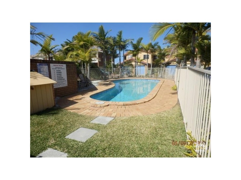 2/6  Lowood Court, Varsity Lakes QLD 4227