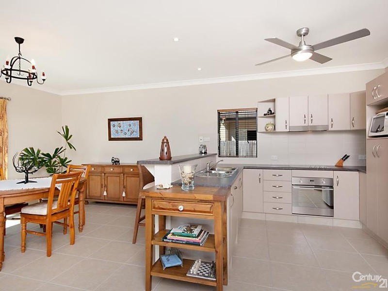 15 White Oak Ave, Mossman QLD 4873