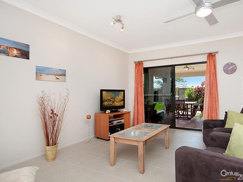 15 White Oak Ave, Mossman QLD 4873