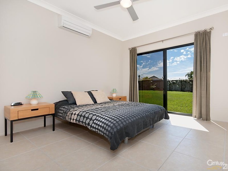 15 White Oak Ave, Mossman QLD 4873