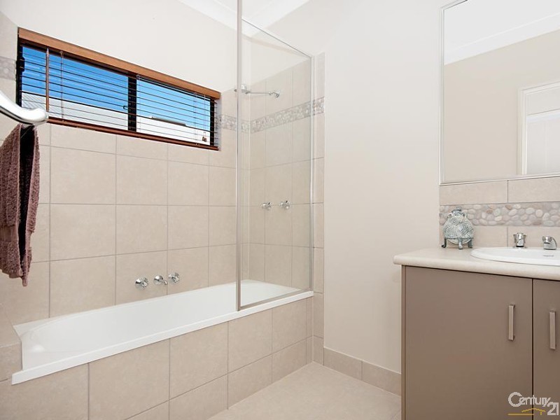 15 White Oak Ave, Mossman QLD 4873