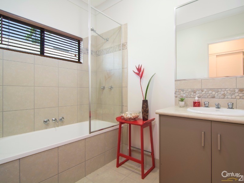 15 White Oak Avenue, Mossman QLD 4873