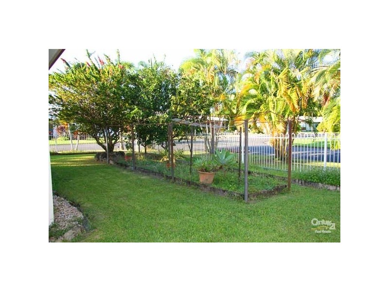 1 Watson Close, Mossman QLD 4873