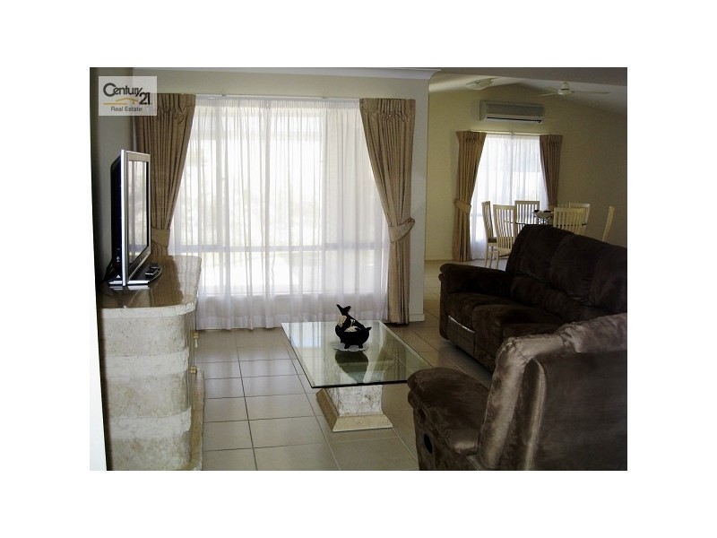 2/15 SILVERMAPLE ST, Robina QLD 4226