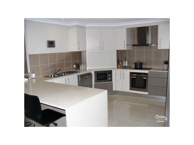 18 Elkins St, Pacific Pines QLD 4211