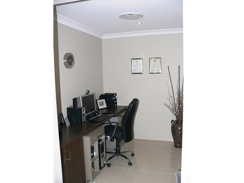 18 Elkins St, Pacific Pines QLD 4211
