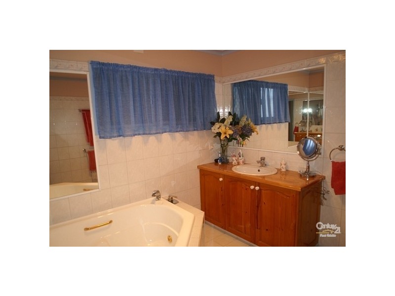 82 Imperial Pde, Labrador QLD 4215