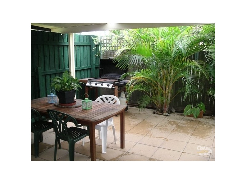 1/112 Kumbari Avenue, Labrador QLD 4215