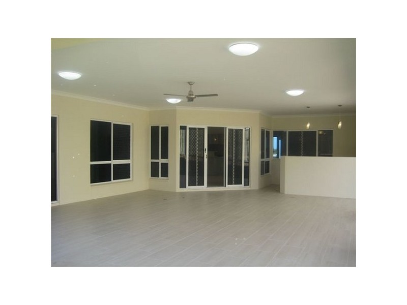 Bushland Beach QLD 4818