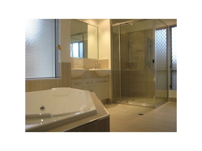 Bushland Beach QLD 4818