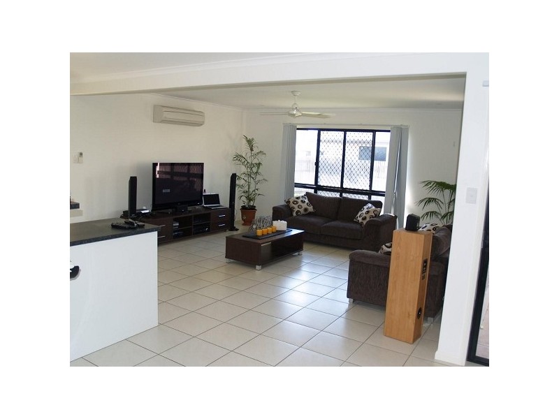 Bushland Beach QLD 4818