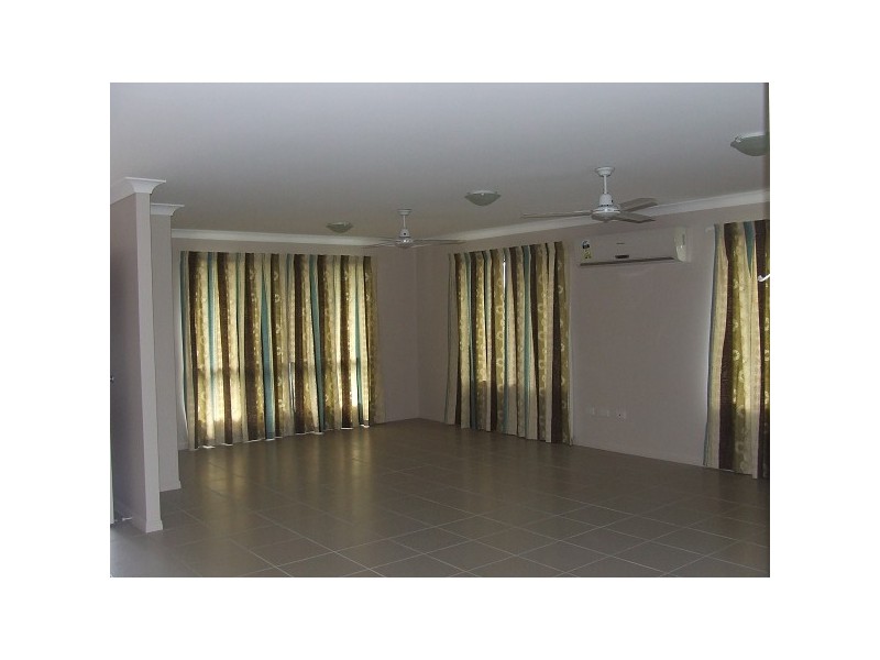 Bushland Beach QLD 4818