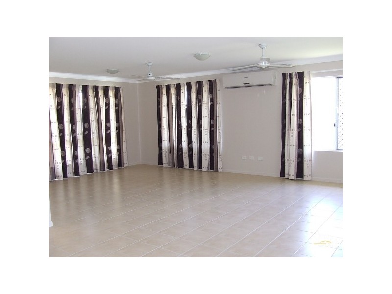 Bushland Beach QLD 4818