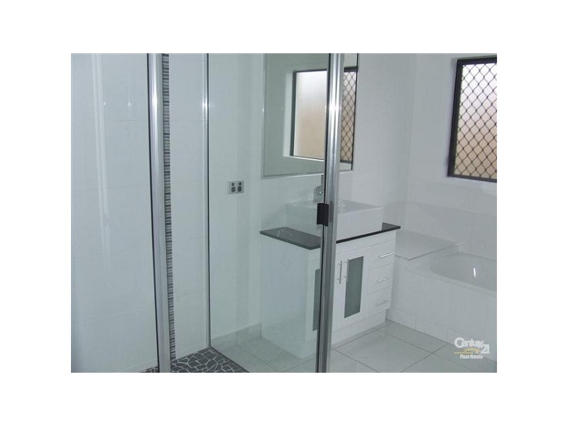 Bushland Beach QLD 4818