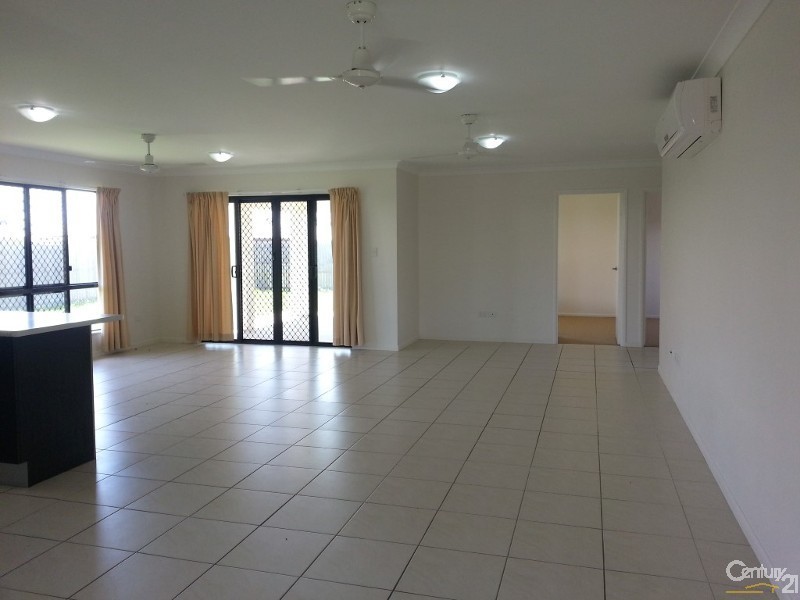 Bushland Beach QLD 4818