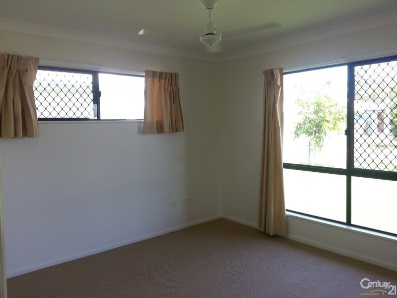 Bushland Beach QLD 4818