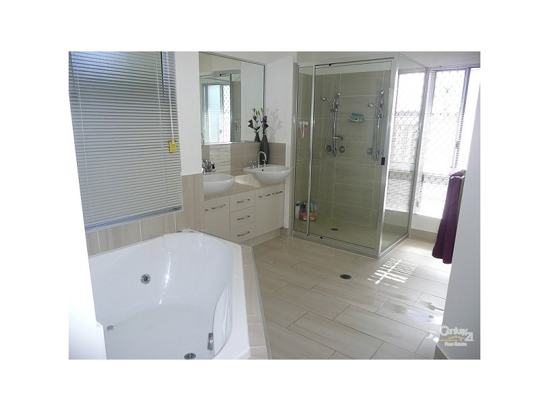 16 Shutehaven Circuit, Bushland Beach QLD 4818