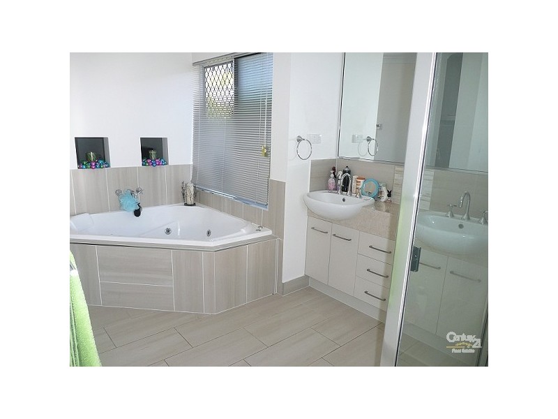 16 Shutehaven Circuit, Bushland Beach QLD 4818