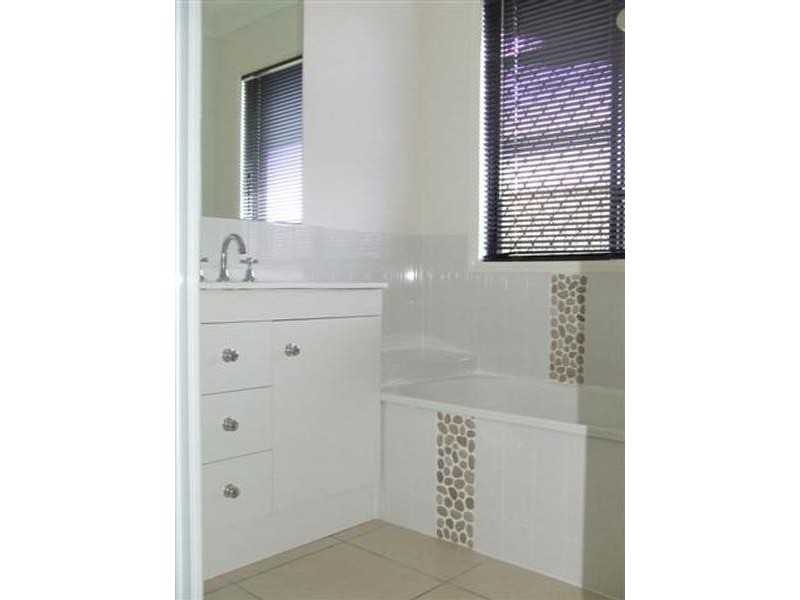 Bushland Beach QLD 4818