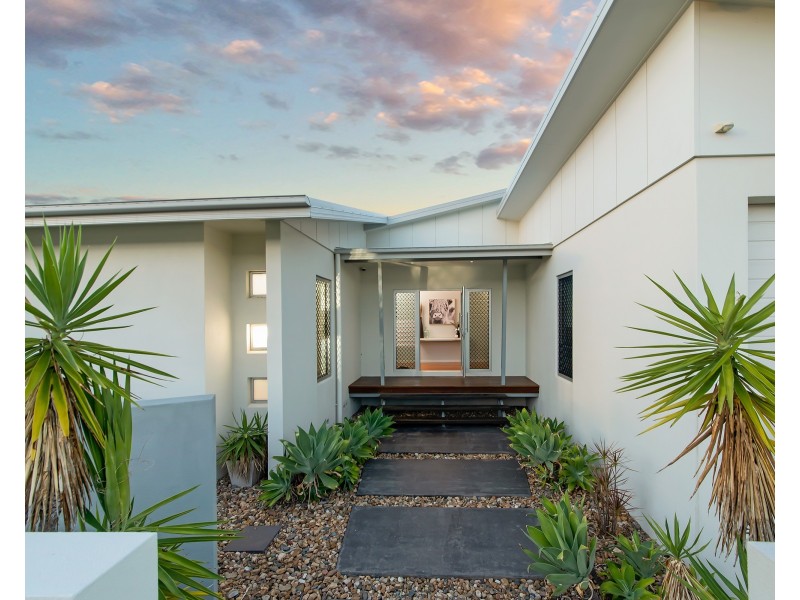 12 Hillock Crescent, Bushland Beach QLD 4818