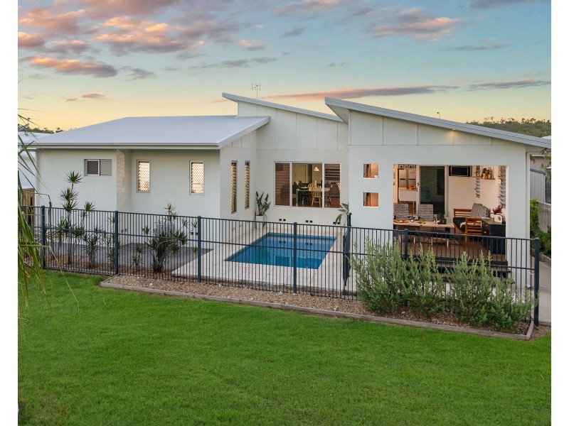 12 Hillock Crescent, Bushland Beach QLD 4818
