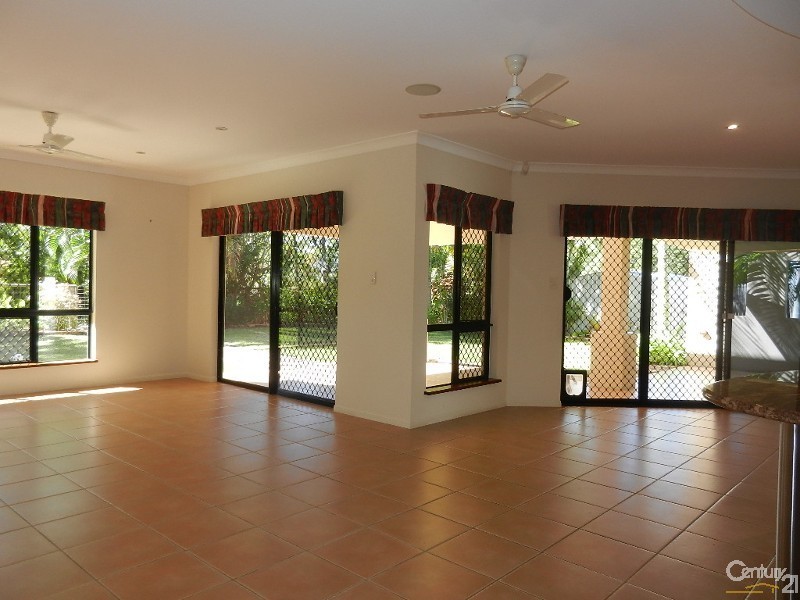 Bushland Beach QLD 4818