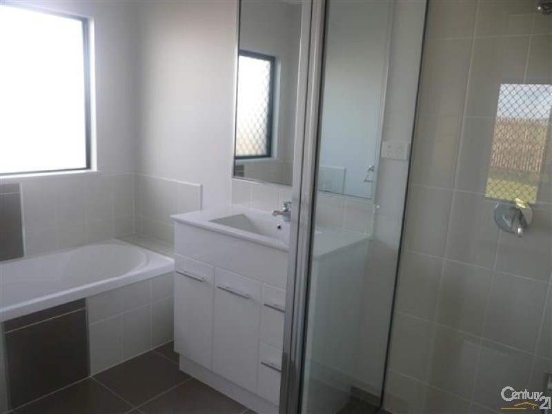 10 Lochern Way, Bushland Beach QLD 4818